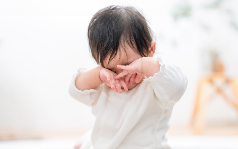 目をこする赤ちゃん アレルギー科 希咲こどもクリニック